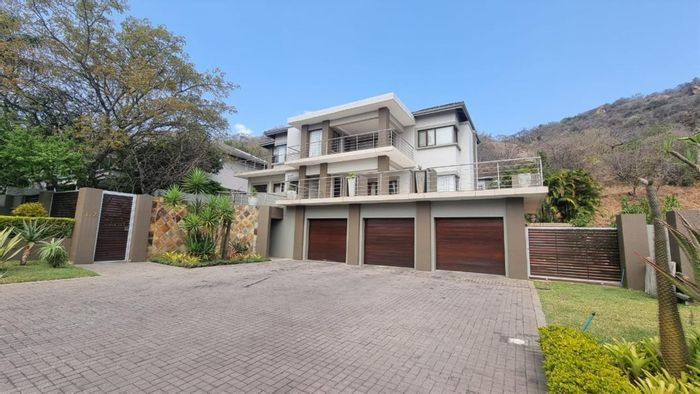 For Sale: House in Matumi Golf Estate with 5 en-suite bedrooms and golf amenities.