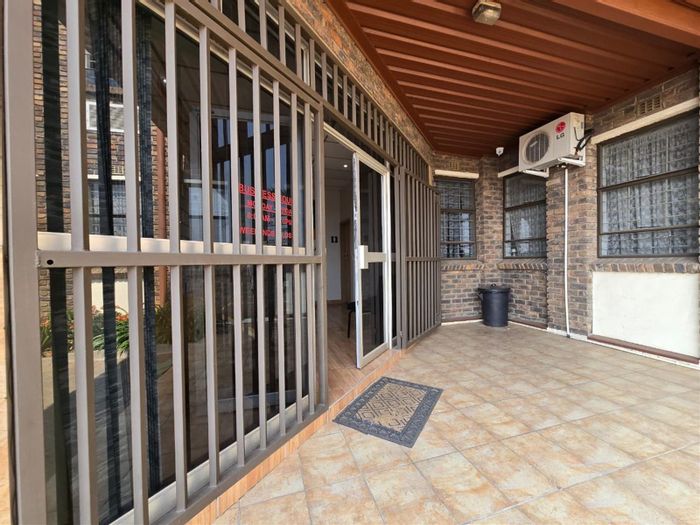 Commercial Space To Rent in Elspark: 140m2, 5 rooms, kitchen, security features.