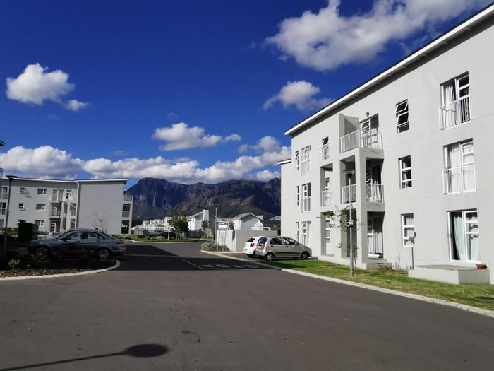 1 Bedroom Apartment For Sale in Klein Parys with secure parking and communal amenities.