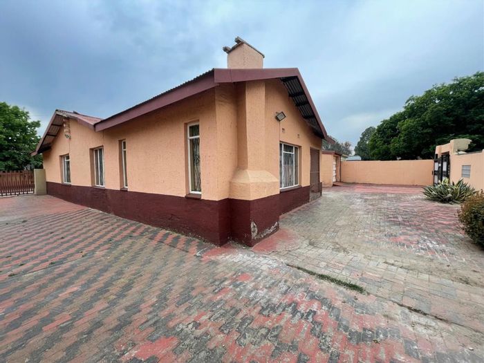 House For Sale in Sasolburg Central: 3 bedrooms, double garage, pet-friendly yard.