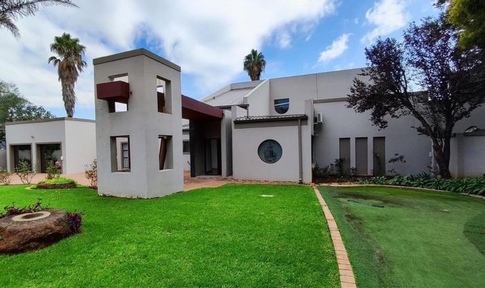 For Sale: Spacious 5-bedroom house in Sonneveld with pool and entertainment areas.