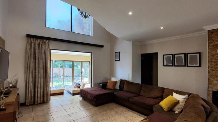 House for Sale in Greenstone Hill: 3 beds, security, balcony, pet-friendly, inverter.