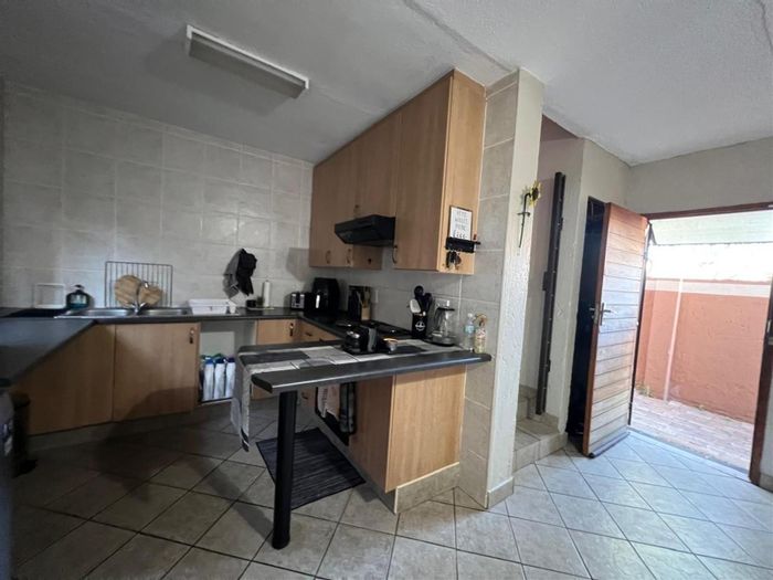 Vaalpark Apartment For Sale: Private garden, pet-friendly, secure complex, community amenities.