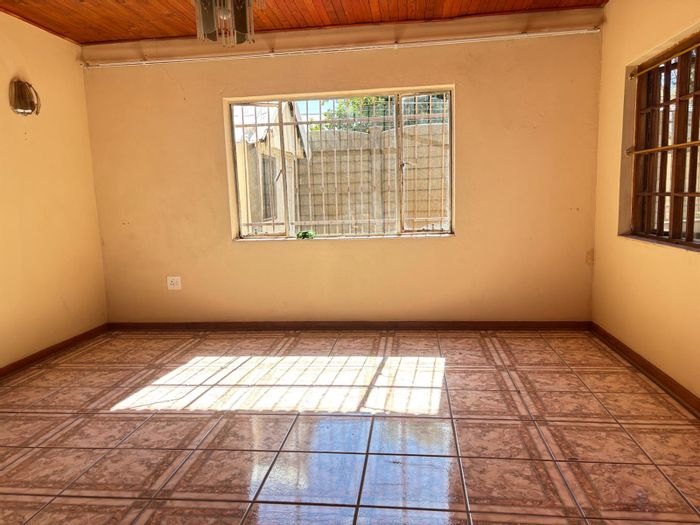 House To Rent in Sasolburg Ext 1: Dual living, garden, security, Wi-Fi included.