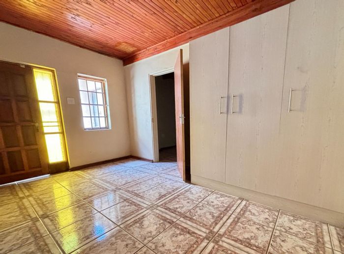 Room to rent in Sasolburg Ext 1 with garden, security, and Wi-Fi included.