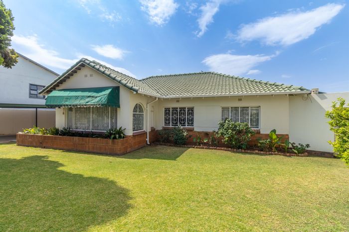 Spacious Risidale house with flat, pool, borehole, and ample parking for sale.