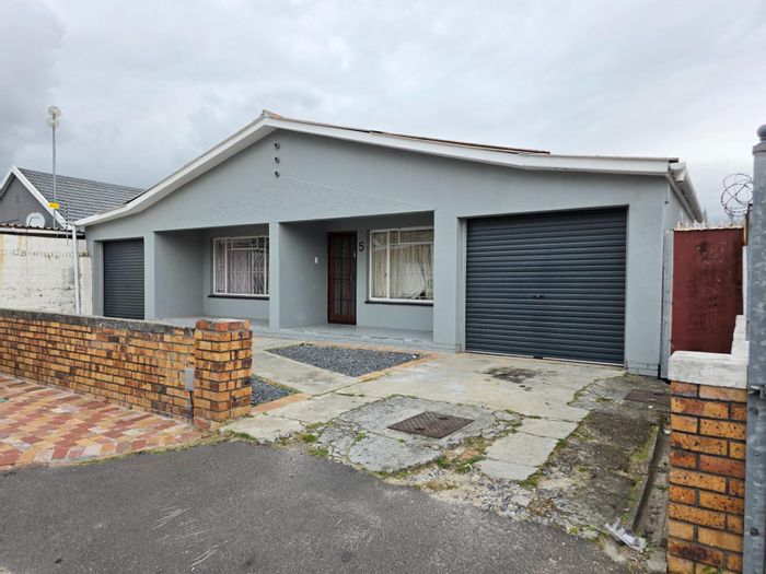 Dual-living house for sale in Rylands with rental income potential and spacious yard.