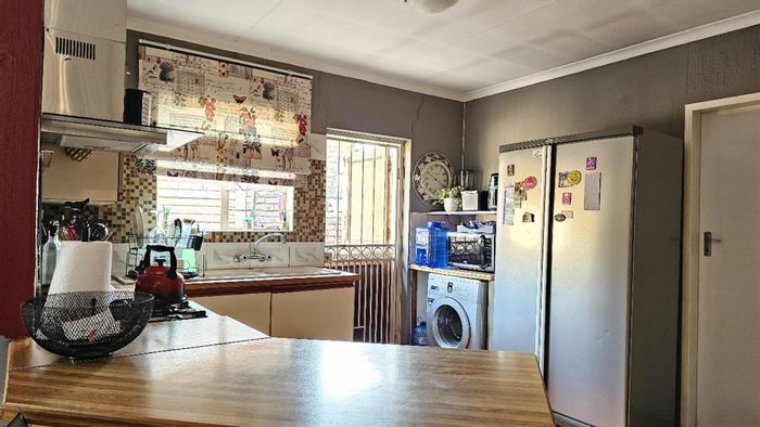 Duet for Sale in Theresapark: 2 Bedrooms, ADSL, Pet-friendly, Secure Parking.