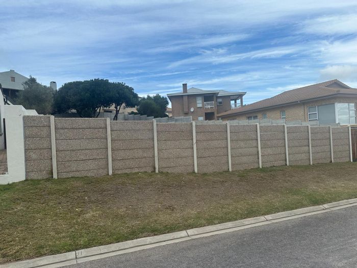 Vacant Land Residential For Sale in Reebok: 584m² with mountain views, near amenities.