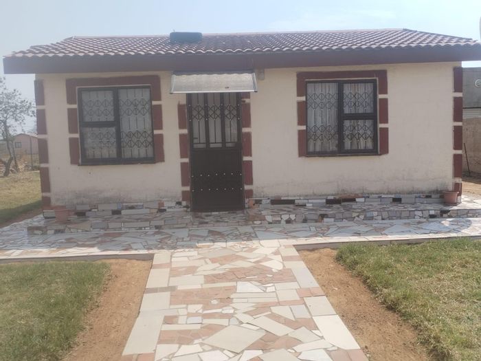 Osizweni House For Sale: 4 rooms, outbuilding, spacious yard, development potential.