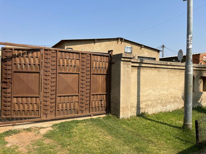 For Sale: House in Thulani with 2 bedrooms, outside rooms, and secure living.
