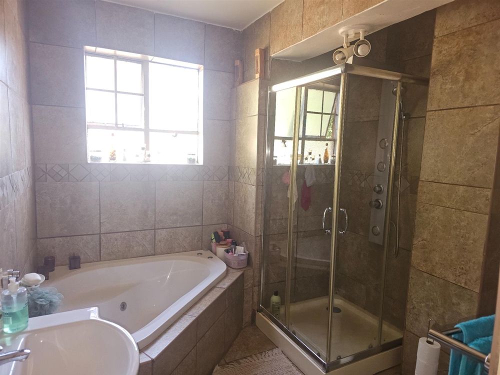 Corner bath designed like a spa