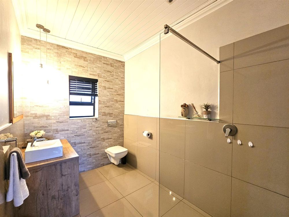 En-suite to main bedroom