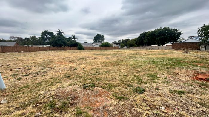 For Sale: Vacant Land Commercial in Lynnwood Ridge, 2933 sqm with prime visibility.