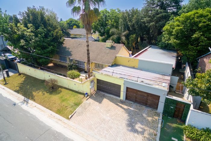 Parkmore House For Sale: Two homes, pool, garages, investment potential on 1000 m².