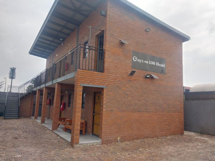 Bachelor Apartment To Rent in Meadowlands: WiFi, kitchenette, prepaid utilities, safe parking.