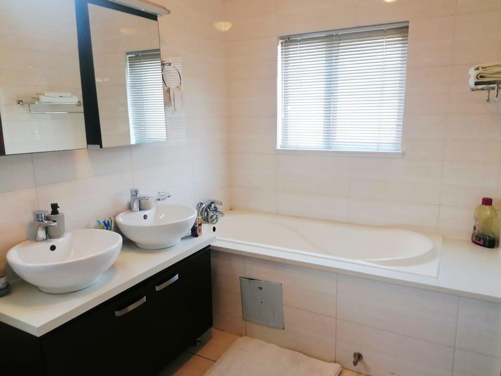Double sink in ensuite bathroom