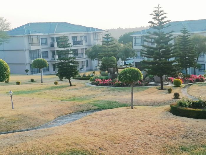 For Sale: 2-bedroom apartment in Summerset with communal pool and gardens.