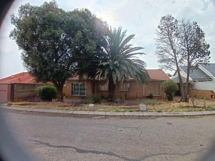 4-Bedroom House For Sale in Diepkloof with garden, garages, and fibre connectivity.