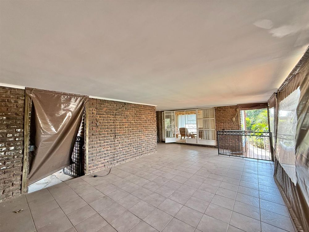 Under cover  patio with outdoor blinds