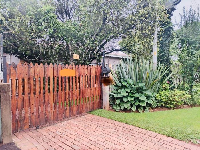 For Sale: House in Mayville with 3 beds, flatlets, lapa, and borehole.