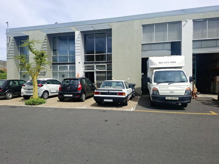 Brooklyn Commercial Space To Rent: 194m2 warehouse with offices and secure parking.