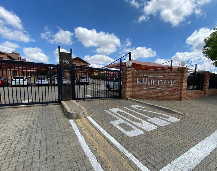 Pellissier Apartment For Sale: Secure, open-plan living with 2 bedrooms, ideal for travel.