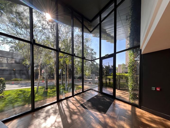 Commercial Office Space To Rent in Morningside: 1005 m², parking, security, customizable.