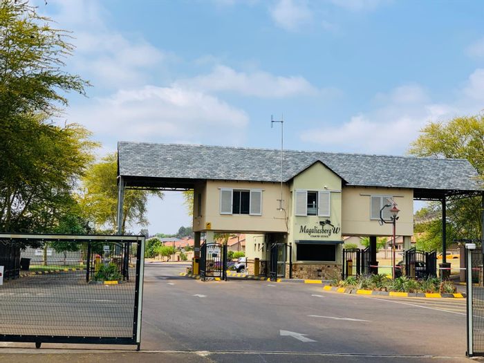 House for Sale in Amandasig: Semi-completed, 4 beds, pool, garage, customizable.