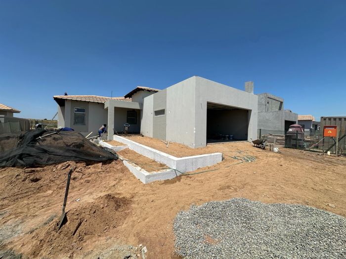 For Sale: House in Langebaan Country Estate with 4 bedrooms, gym, and amenities.