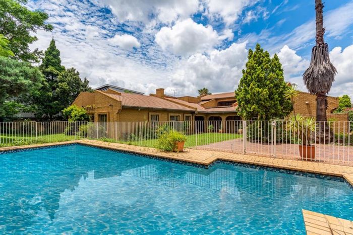 Versatile 5-bedroom house in Marlboro Gardens, ideal for residential or business use.