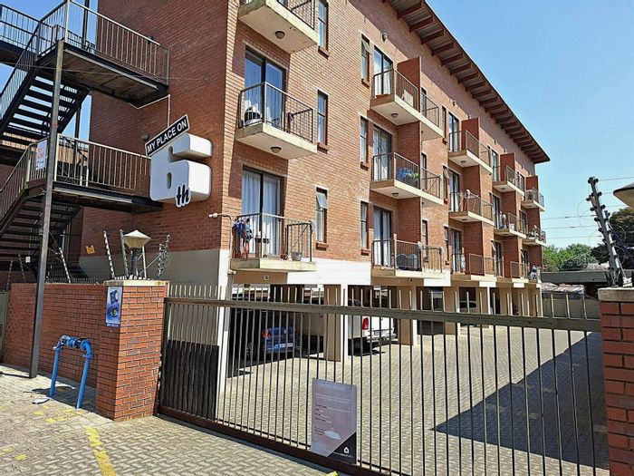 Florida House For Sale: Spacious layout, private balcony, security, and parking included.