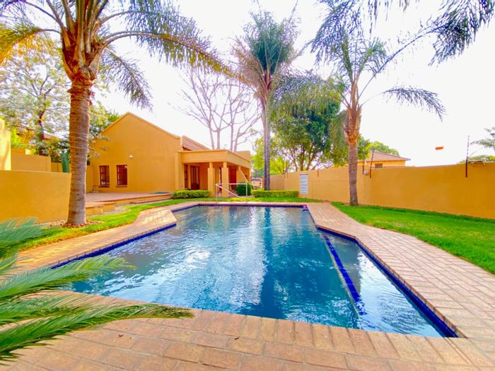 Lonehill Apartment For Sale: 2 Bedrooms, pool, security, near park and shops.