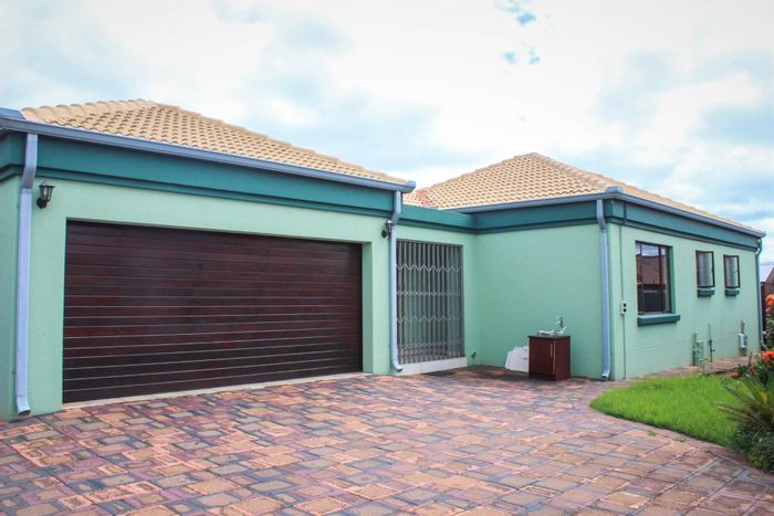 Aerorand House For Sale: Open-plan living, covered patio, designer kitchen, double garage.