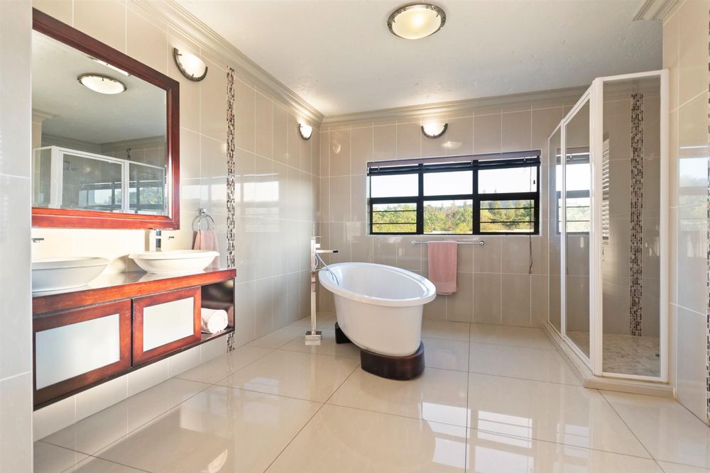 1st bedroom en- suite