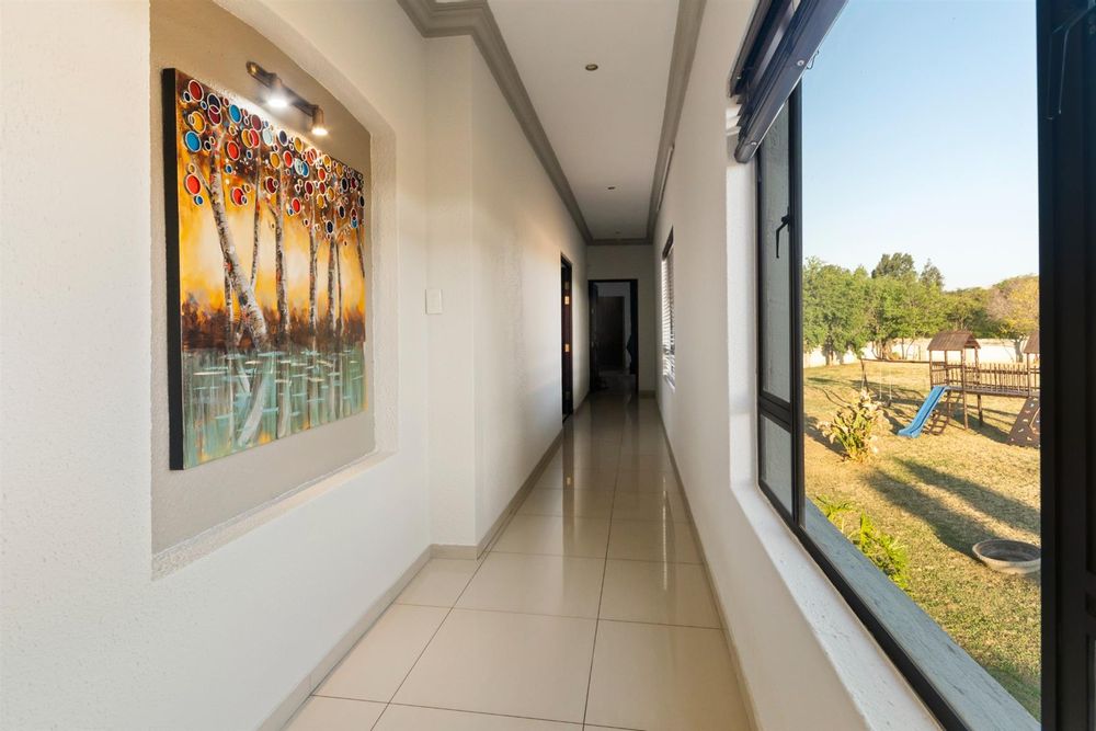 Passage to 2nd bedroom and main bedroom