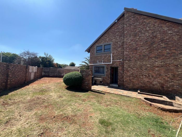 Heuweloord House For Sale: 3 Bedrooms, Pool, Flatlet, Automated Garage, Spacious Garden.