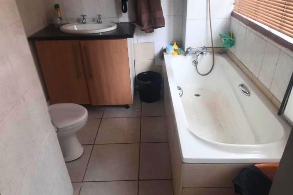 Second bedroom en-suite bathroom