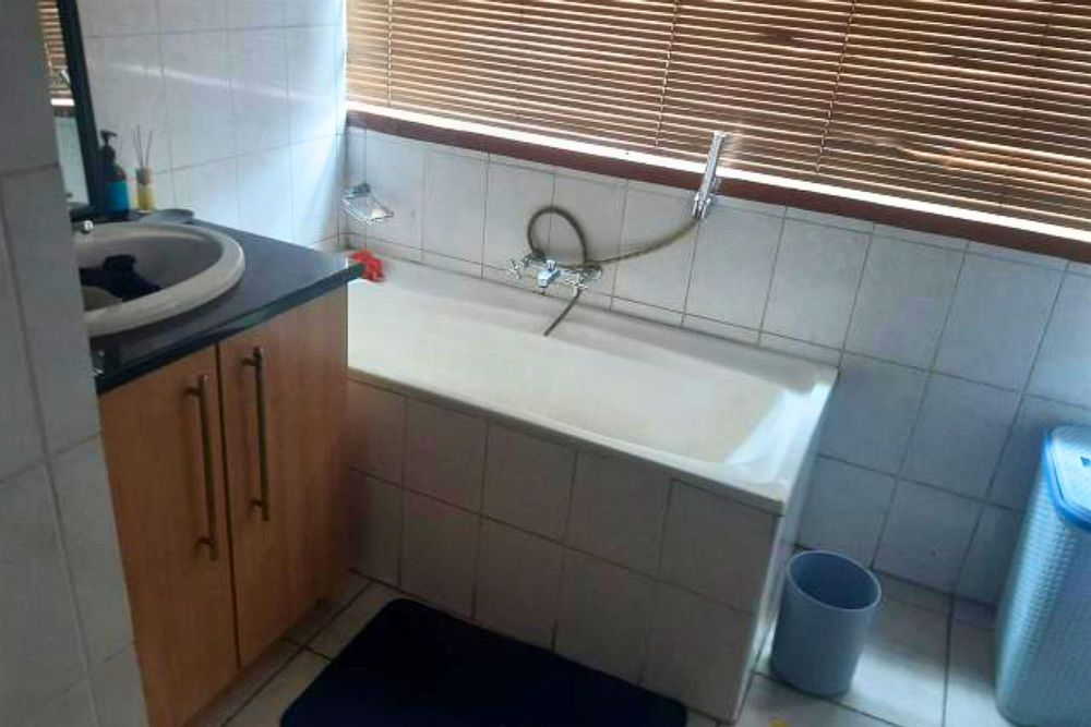 Main en-suite bathroom