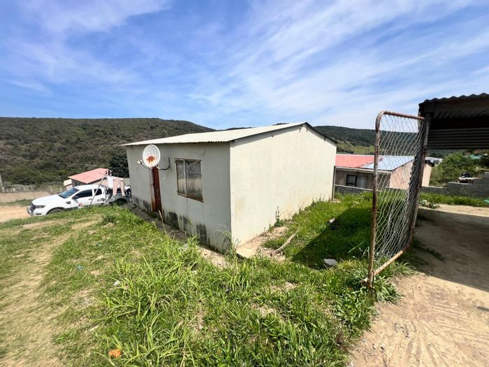 East London Rural House For Sale: 2 bedrooms, pet-friendly, renovation potential.