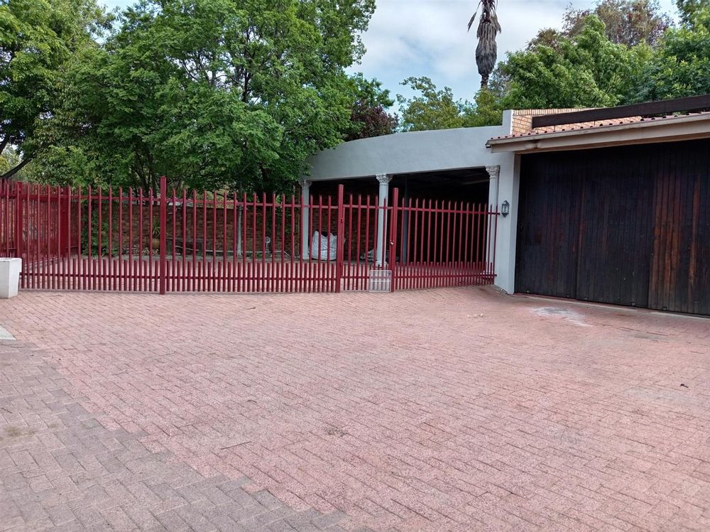 Garage and flatlet carports