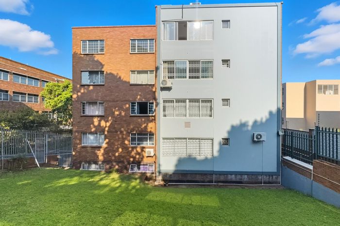 Bulwer Apartment For Sale: Rooftop access, secure parking, close to CBD amenities.