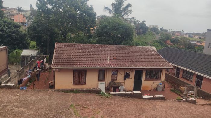 House For Sale in Lotus Park: 3 bedrooms, pet-friendly, renovation potential.