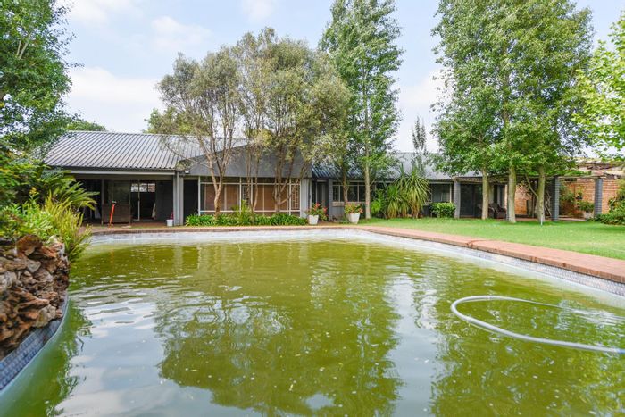 For Sale: House in Vanderbijlpark Sw with pool, bar, study, and double garage.