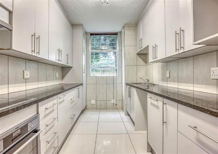 3 Bed, 2 Bath Apartment To Rent in Sandhurst with balcony and pet-friendly complex.