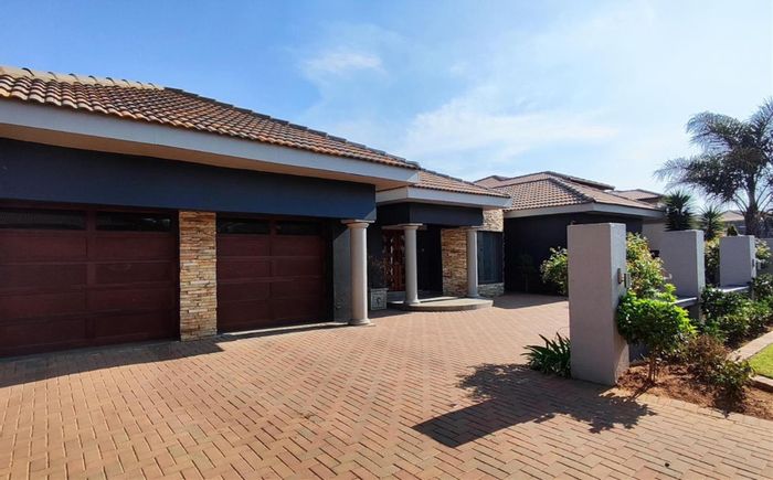 For Sale: Spacious 5-bedroom house in Helderwyk with secure estate living.