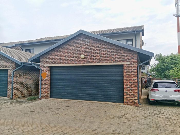 For Sale: House in Derdepoort with garden, double garage, and 24-hour security.