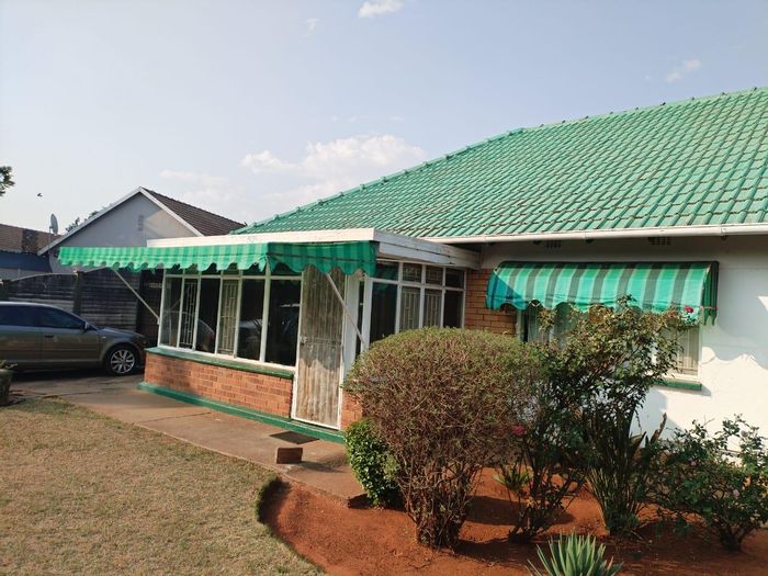 For Sale: House in Stilfontein Central with 3 bedrooms, garden, and ample parking.