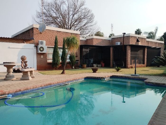 For Sale: House in Stilfontein Central with pool, office, and ample parking.