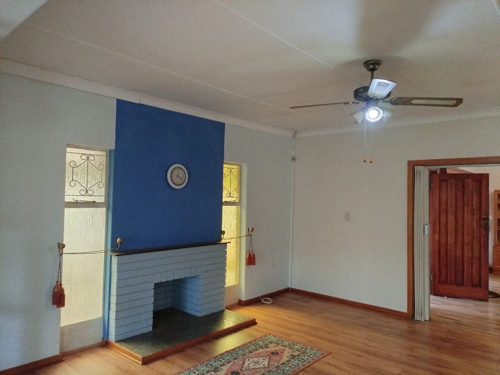 Spacious Living Room with Fire -Place